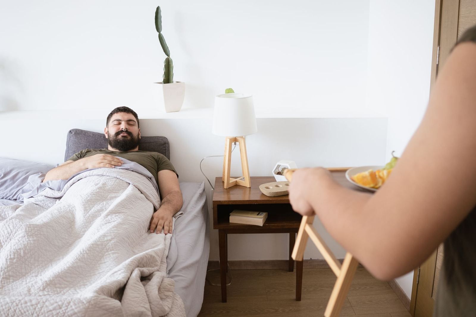 Patient au repos dans sa chambre, à la maison